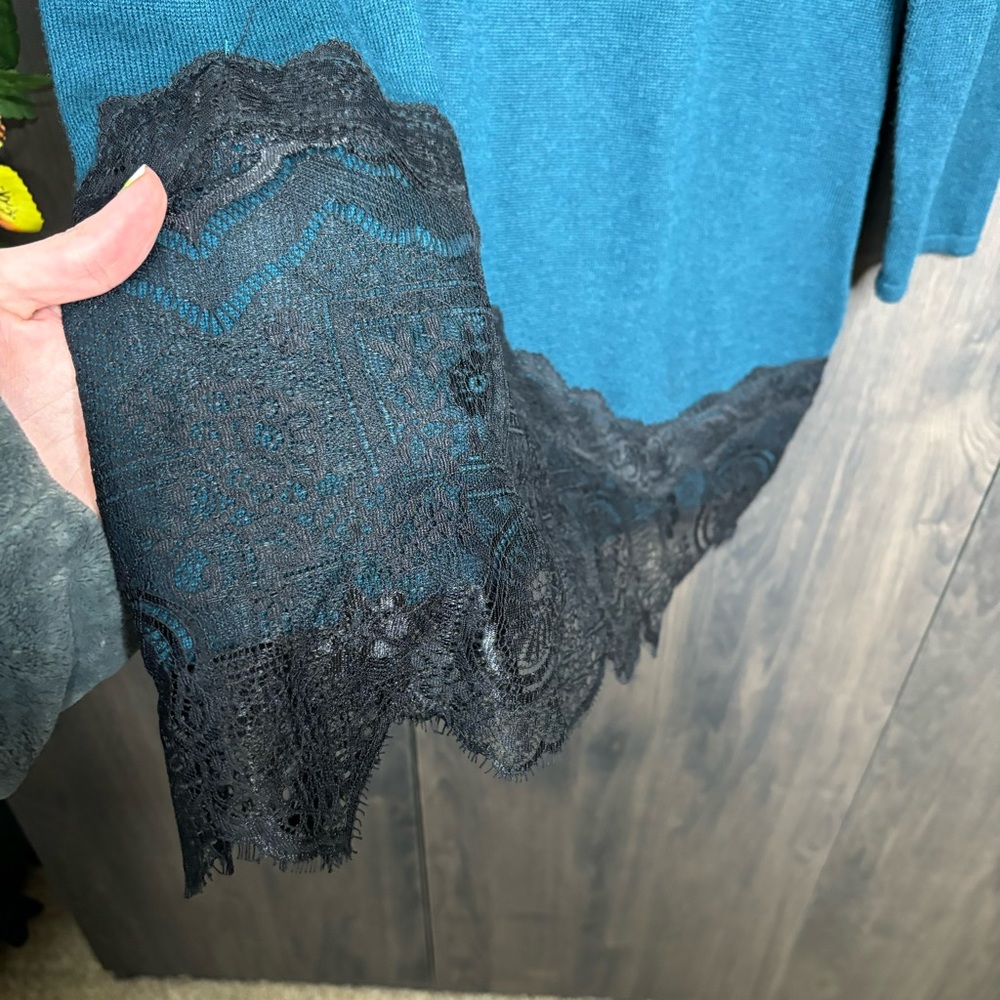 b🌼3/$30🌼Chicos Teal Long Sleeve Tunic V Neck Lace Trim Top Siize 1\Medium - Picture 11 of 15